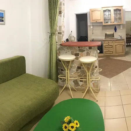 Francesco Apartmanhaz 公寓 *